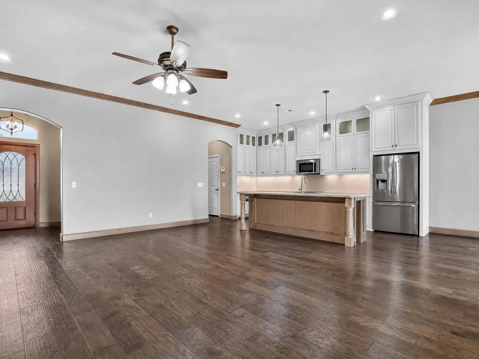 3 bed, 1876 sqft, $2,200 — Photo 2