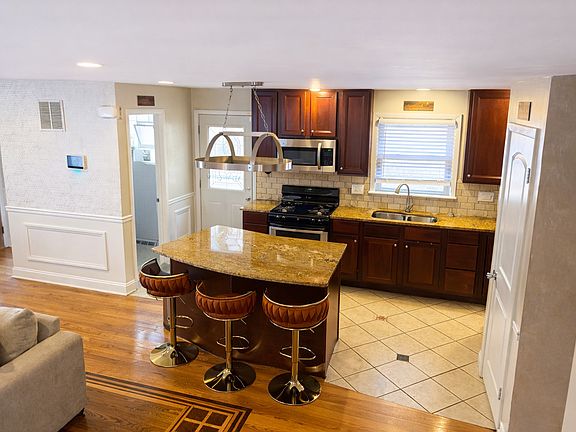 4th image of 2605 W 83rd Pl