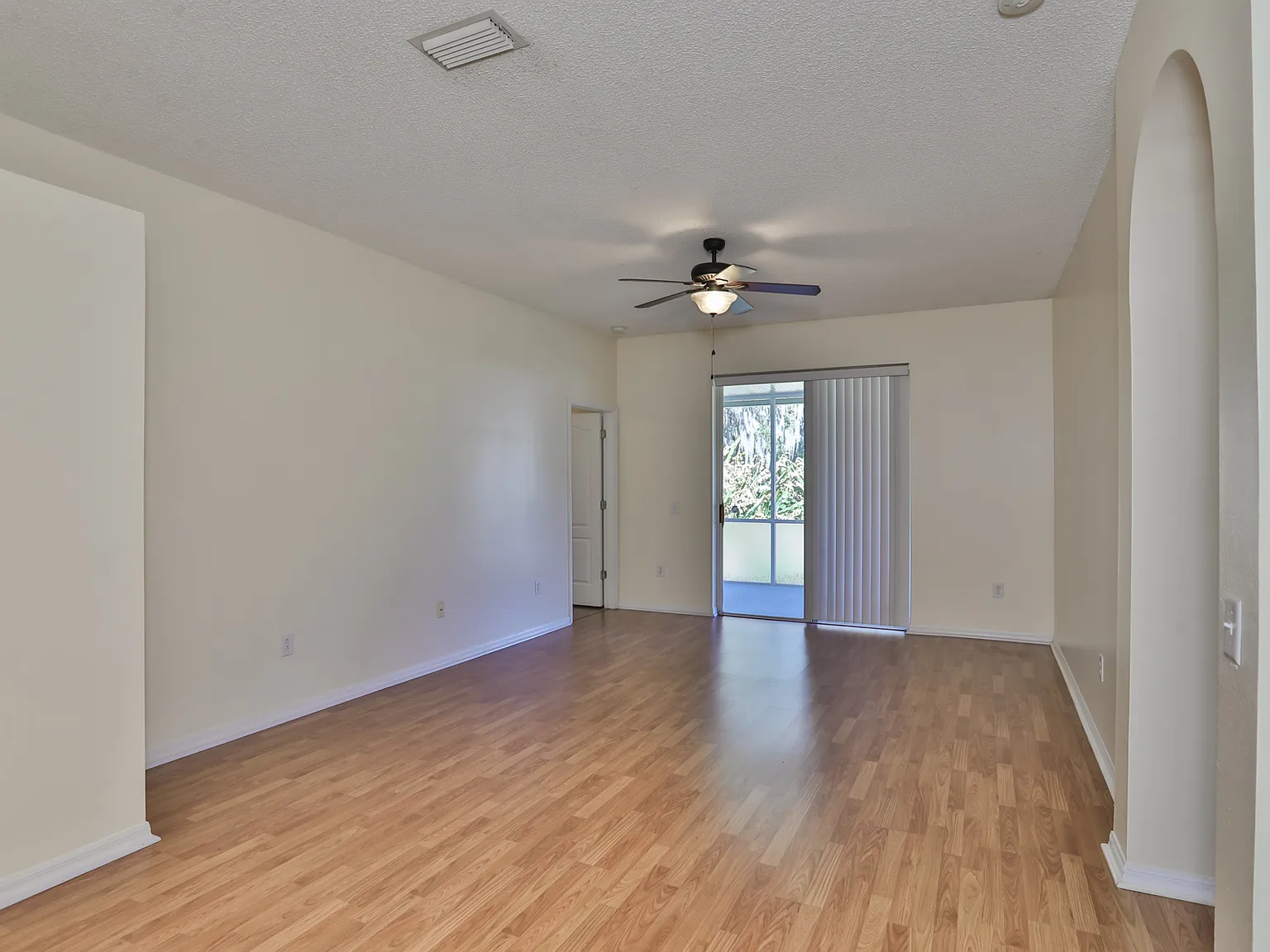4 bed, 1845 sqft, $2,195 — Photo 3