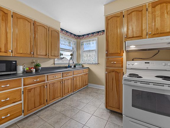 3rd image of 14 Birchfield Cres