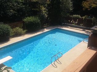 967 W Outer Dr, Oak Ridge, TN 37830