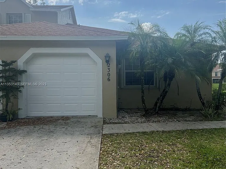 2306 Maplewood Dr — Photo 1