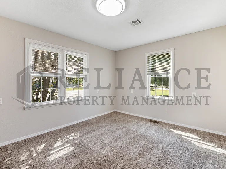 902 W Wallingford St — Photo 17