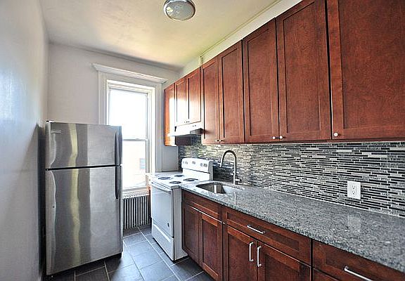 3rd image of 564 Jefferson Ave Floor 2