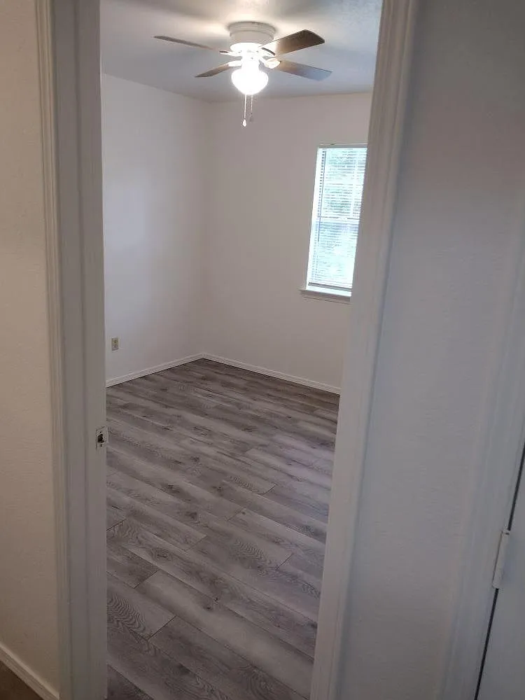 1140 W Bowen Blvd — Photo 2