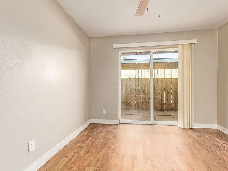 Palm View Manor — Photo 22