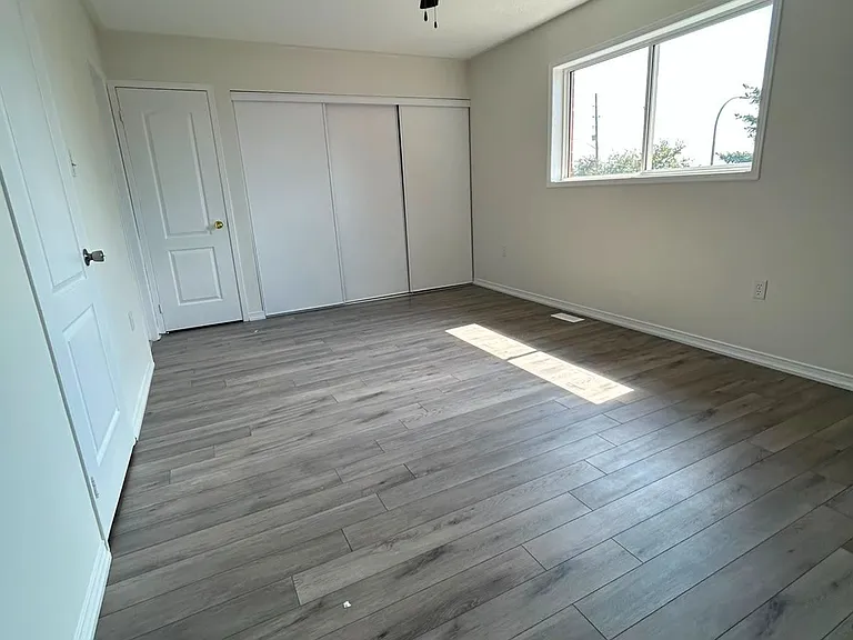 54 Henderson Cres — Photo 15