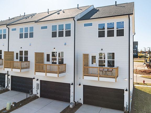 Rear Garage and Back Deck Space