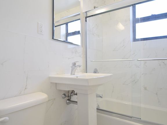 Harbor House - Bathroom