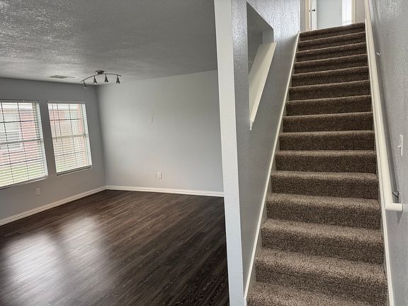 3rd image of 811 Encino Dr