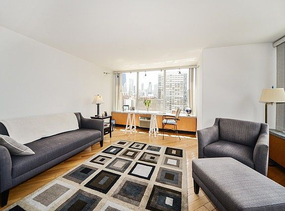 3rd image of 70 W Burton Pl APT 1807F