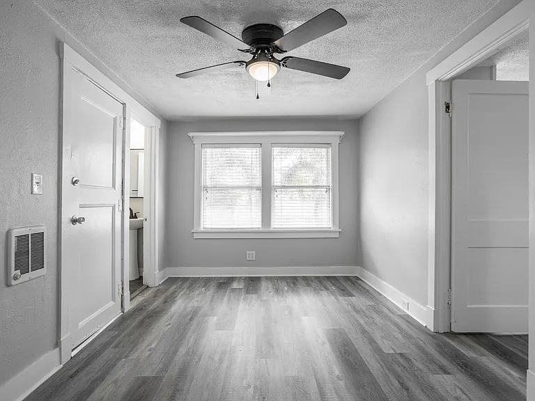 2401 Dartmouth Ave N #B — Photo 13