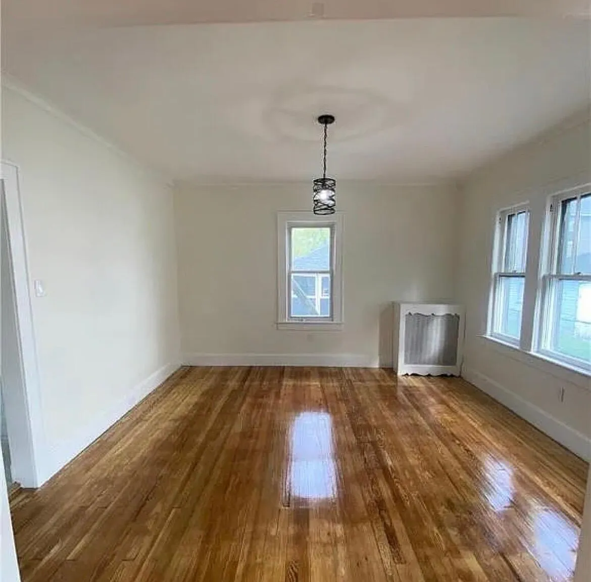 4 bed, 1.0 bath, 1800 sqft, $2,000 — Photo 4
