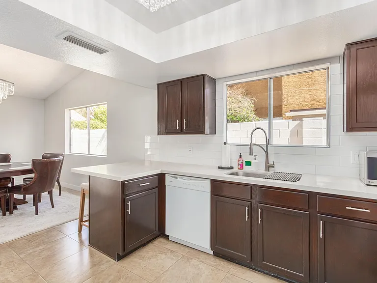 6326 E Carolina Dr — Photo 5