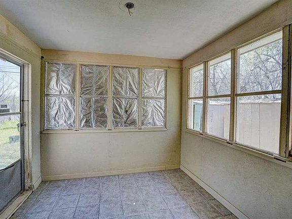 2nd image of 422 NW Greenmeadow Dr