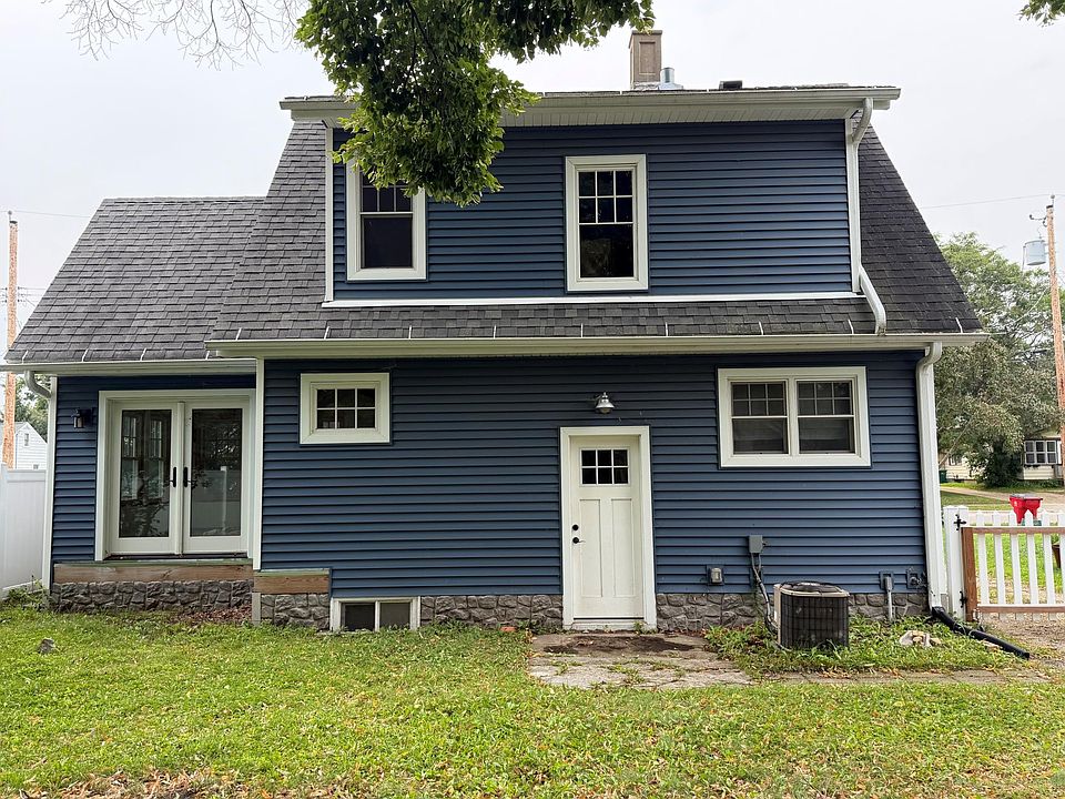 2nd image of 818 9th Ave SE