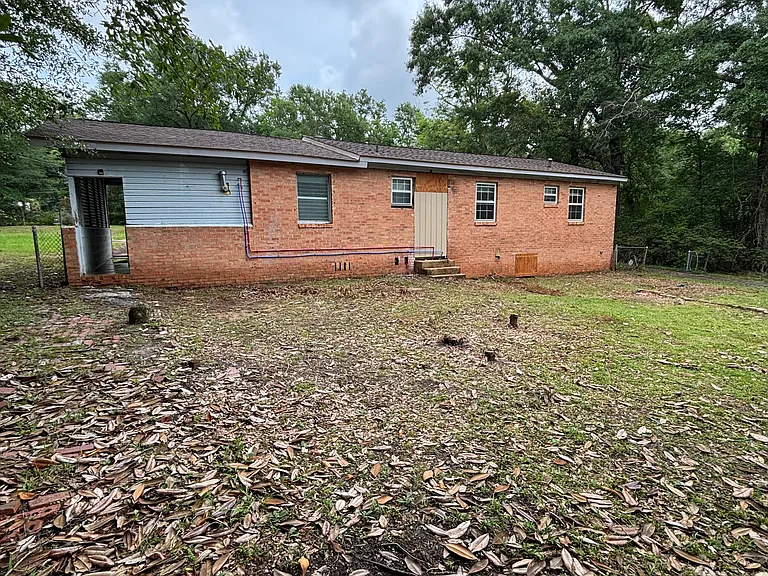 5755 Colonial Ln N — Photo 17