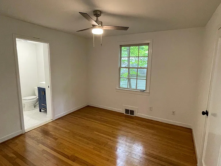 2413 Van Dyke Ave — Photo 8