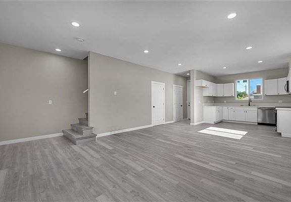 3rd image of 10663 Encino