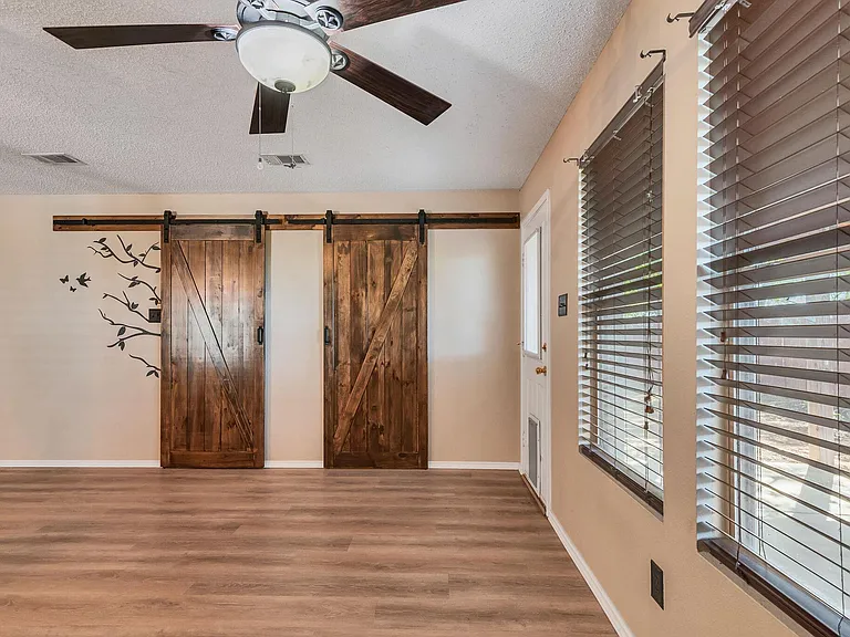2124 Blanco Ln — Photo 15