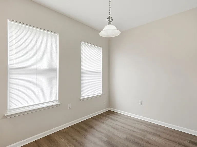 614 E 9th St — Photo 35