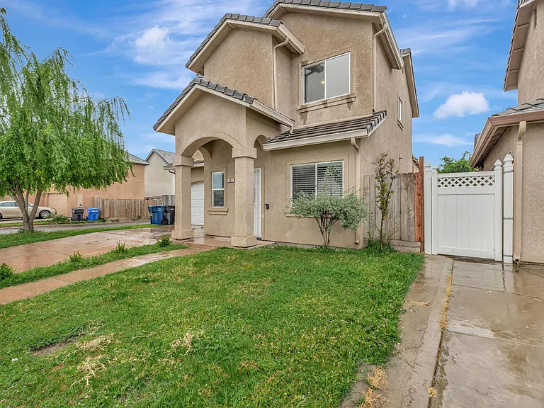 1061 Vermont Ave — Photo 3