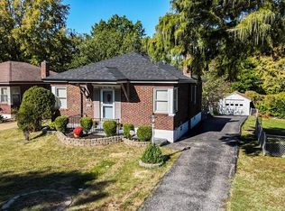 2745 Granda Dr, Saint Louis, MO 63125