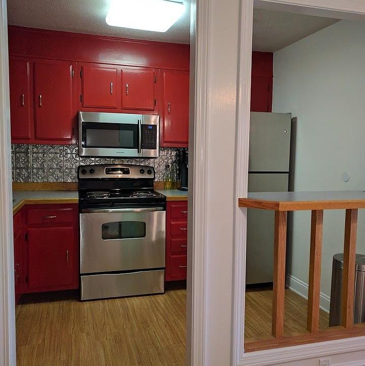 Bistro-style kitchen / breakfast bar / stainless appliances