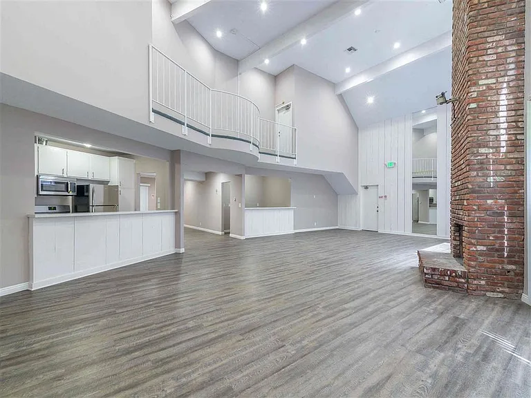 Racquet Club Apartments — Photo 28
