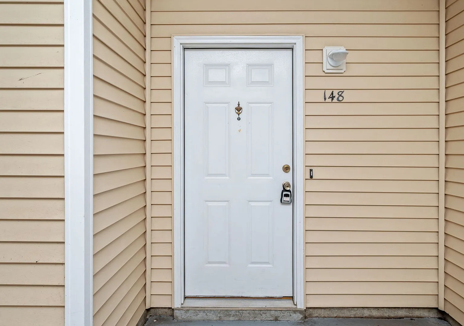 Spacious 2-Bedroom Condo at The Oaks Prime Location with Community Pool — Photo 2