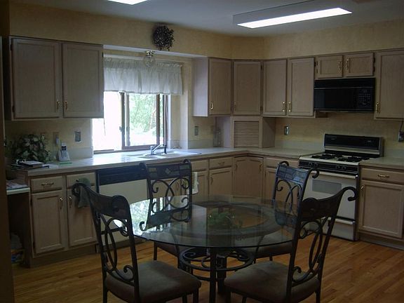 Bright, light, spacious, eat-in kitchen