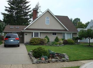28 College Ln, Westbury, NY 11590