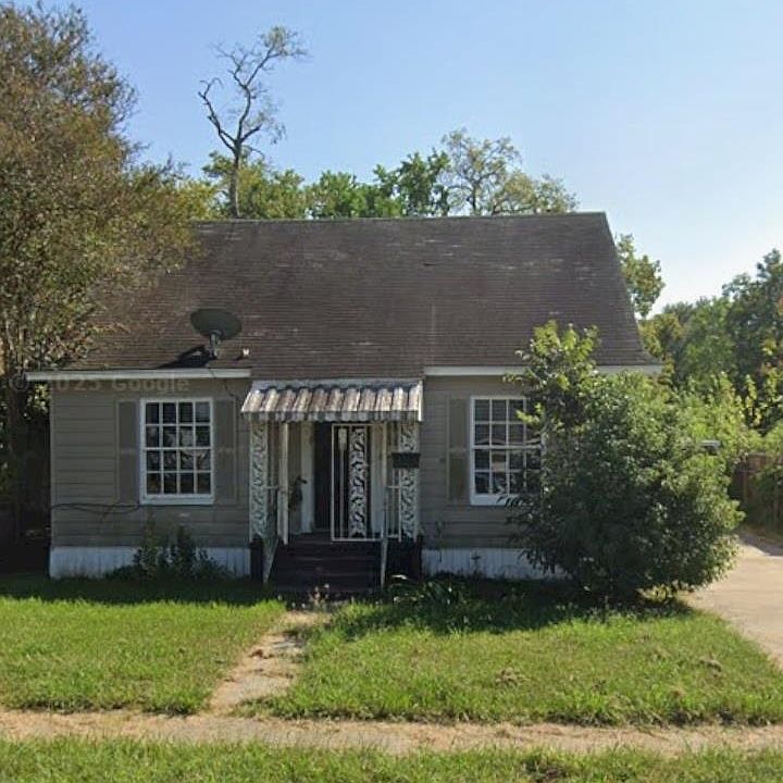 1st image of 430 E Elgie St