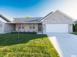 3718 W Eagle Point Dr, Peoria, IL 61615