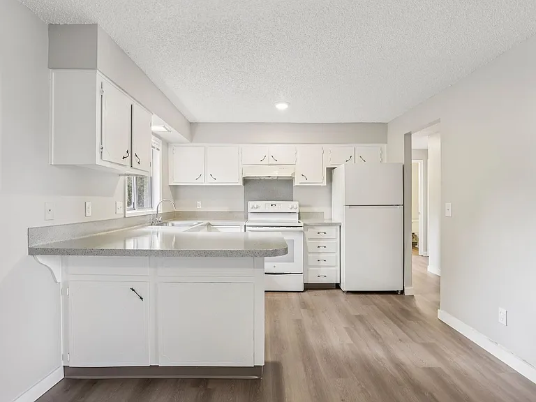 Cypress Crest Apartments — Photo 40