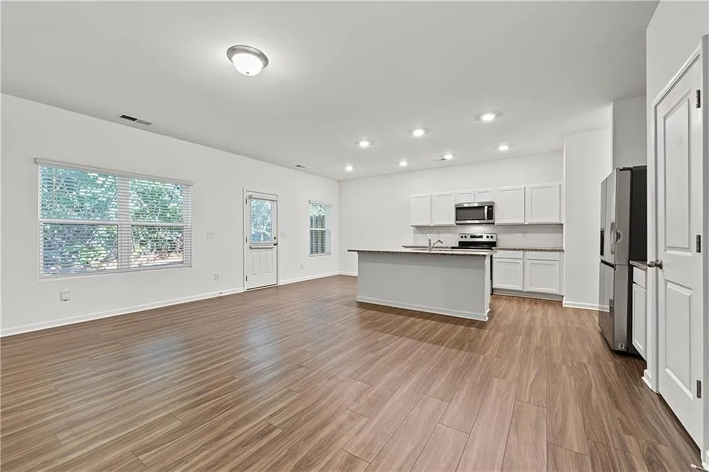 3 bed, 2.5 bath, 1772 sqft, $2,350 — Photo 2