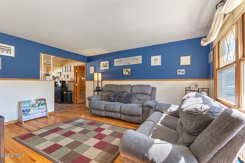 4th image of 10 Tanglewood Road