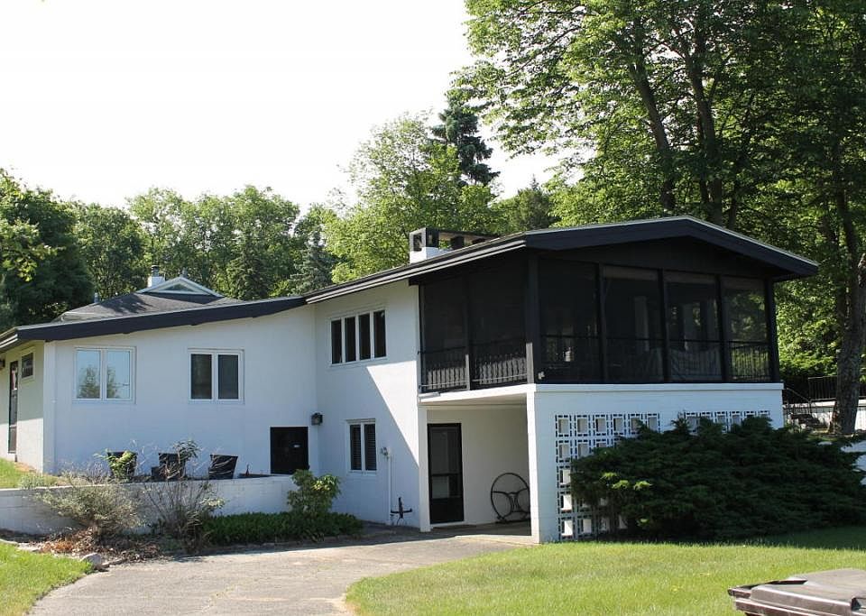 1st image of 643 Longwood Dr