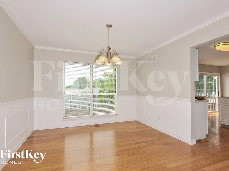 124 Royallsprings Pkwy — Photo 4