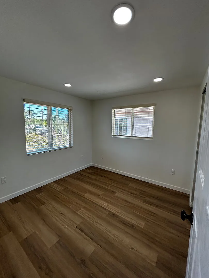 Available Now - Recently Remodeled 3bd+1ba Home With Modern Finishes — Photo 4