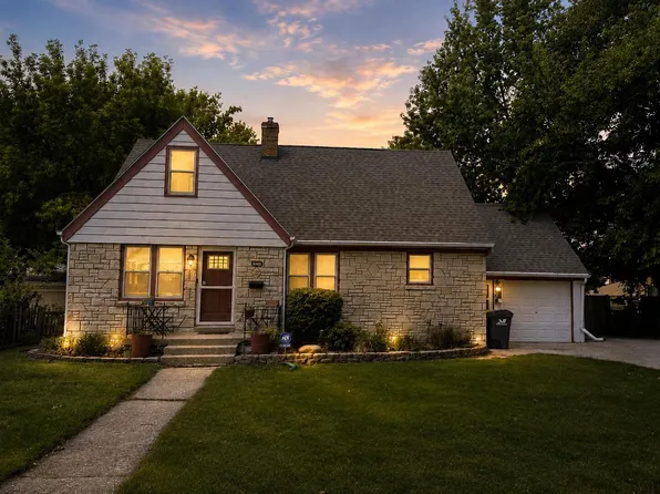 602 E College AVENUE, Waukesha, WI 53186