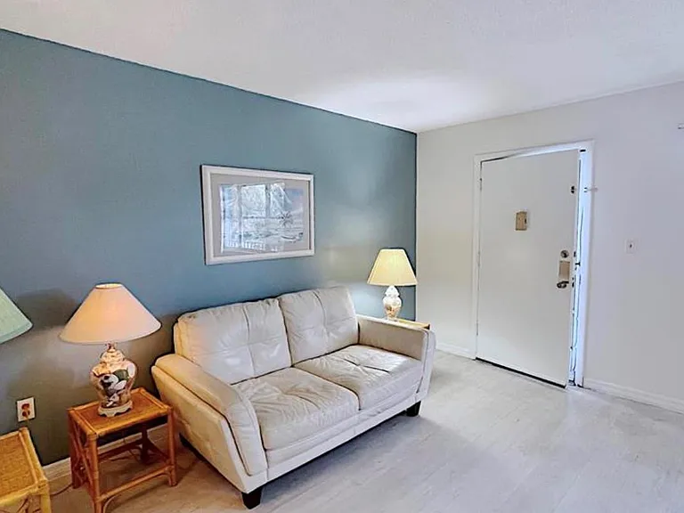1200 Colonnades Dr #208 — Photo 4