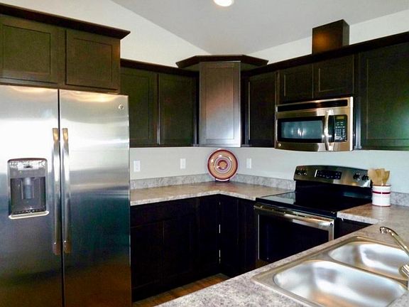 Beautiful kitchen with upgraded appliances