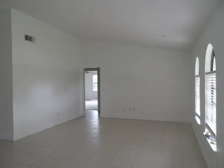 2949 N Covington Dr — Photo 2