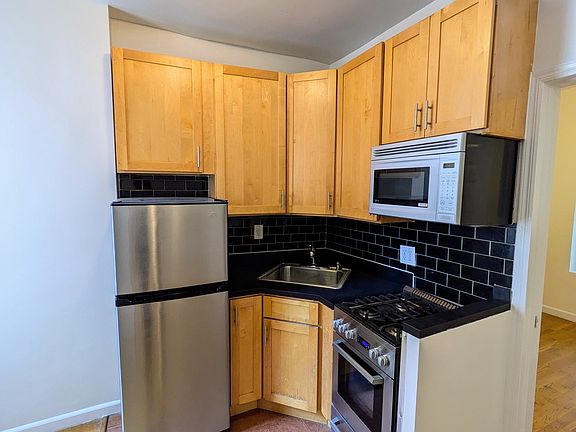 2nd image of 226 E 78th St #16