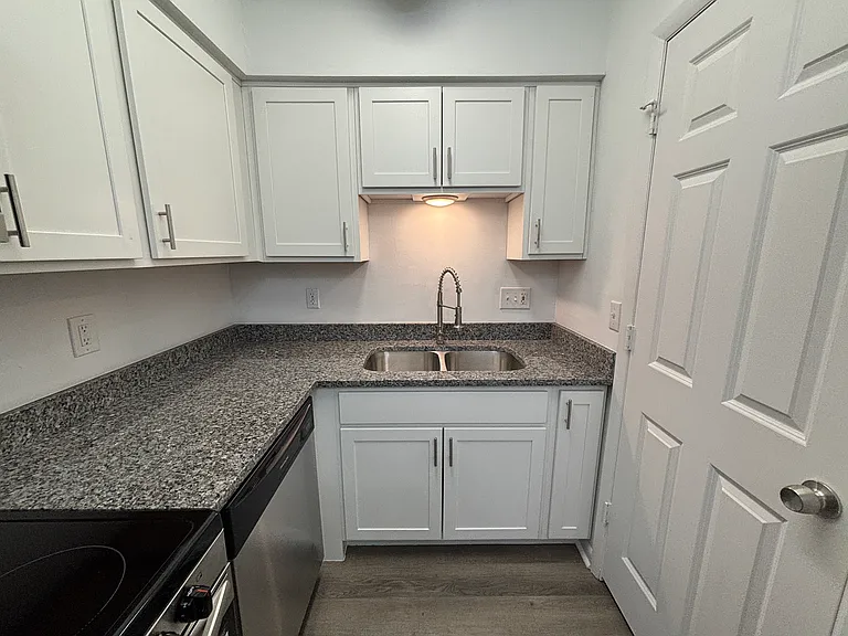 526 Forest St — Photo 8