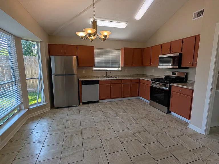 10710 Ambergate Dr — Photo 3