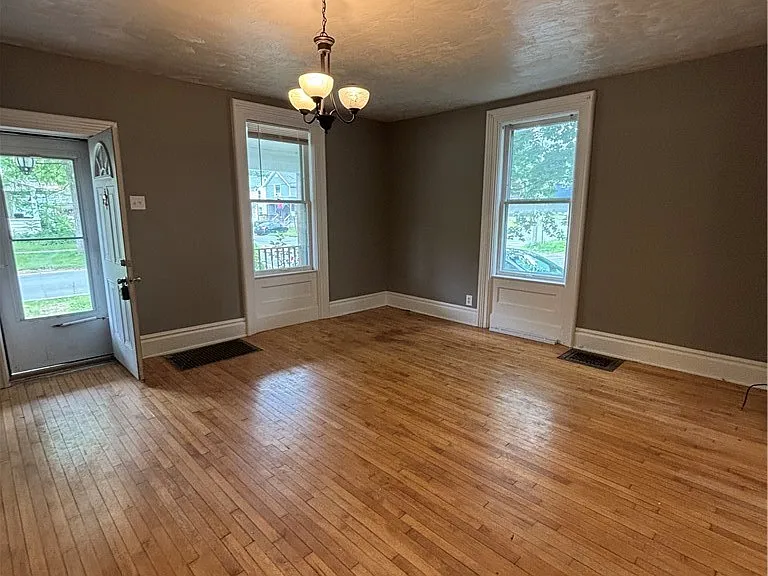301 N Clinton St — Photo 2