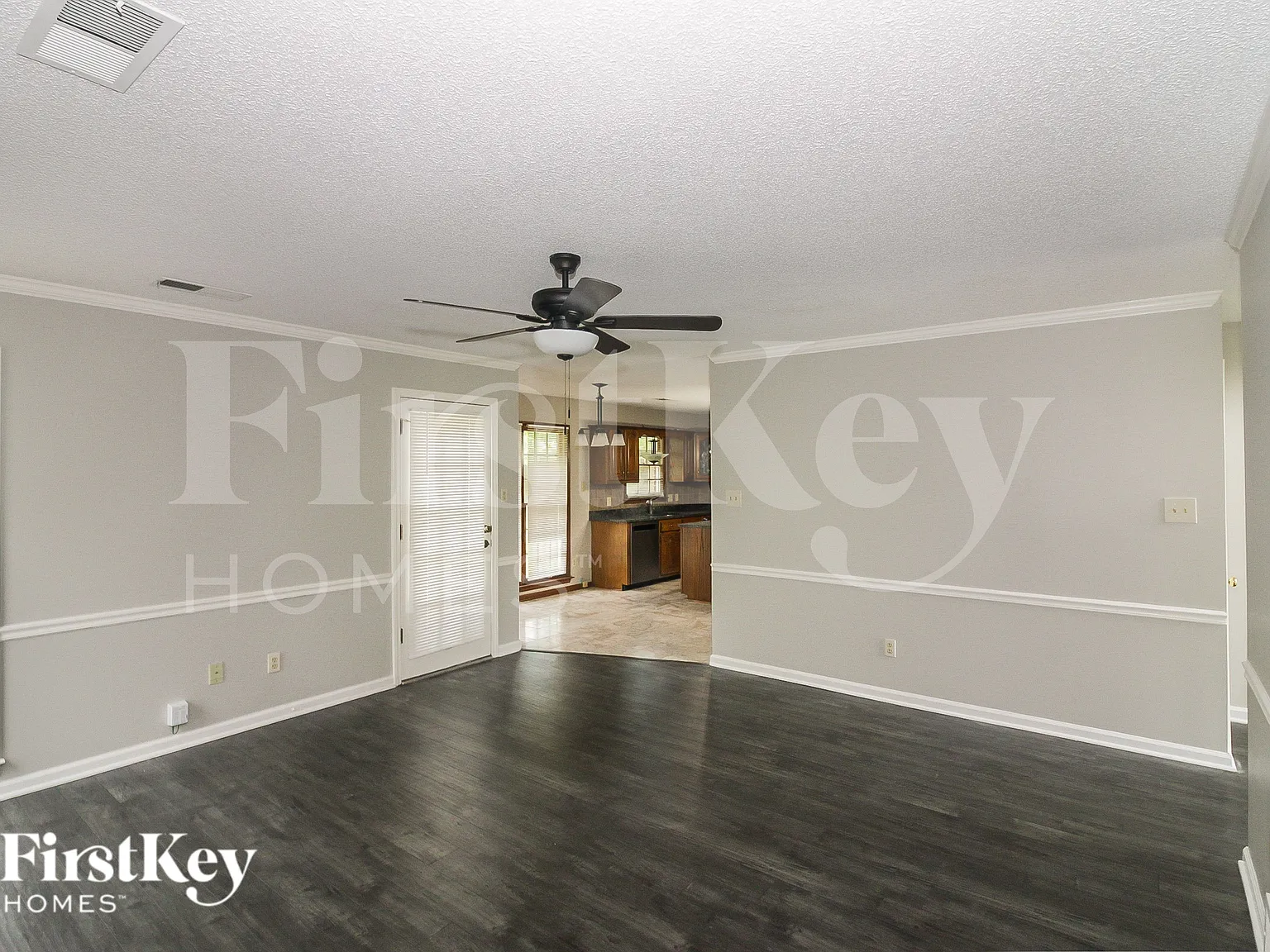 4 bed, 2.5 bath, 2489 sqft, $2,450 — Photo 2