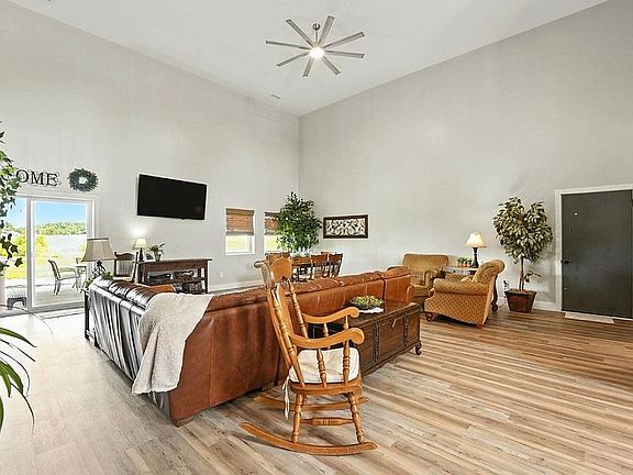 4th image of 490 Country Brook Rd